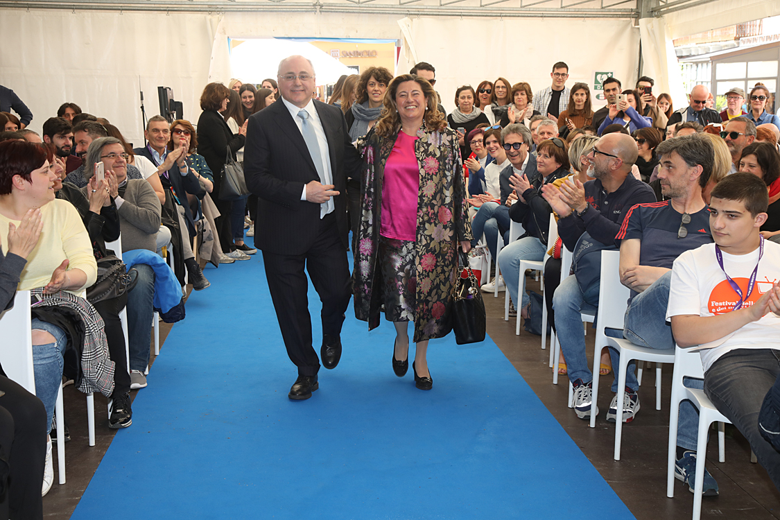 Festival della TV e dei Nuovi Media 2019_226.jpg - Real Time, la Tv delle meraviglie Un  racconto di storie e persone reali con contenuti attuali e uno stile innovativo in costante evoluzione,  ci porta con i suoi protagonisti nel mondo meraviglioso di due programmi divenuti ormai cult:  “Il Castello delle cerimonie” e “Il Salone delle Meraviglie”.Federico Lauri, Imma Polese, Gesualdo Vercio con Alessandra Comazzi.